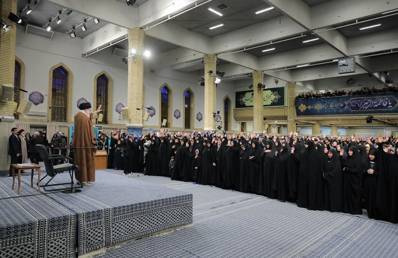 Le Guide suprême reçoit des centaines de femmes iraniennes