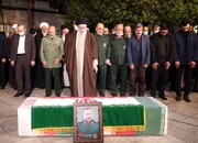 Der Oberste Führer leitet das Trauergebet für den iranischen Befehlshaber Seyyed Razi Mousavi