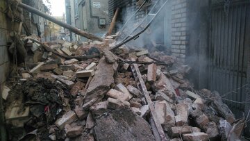 آتش سوزی و تخریب منزل سه طبقه قدیمی در تهران + فیلم