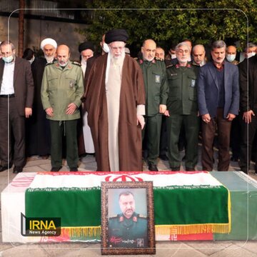 Le Guide suprême de la Révolution islamique prie à côté du corps du général martyr Moussavi
