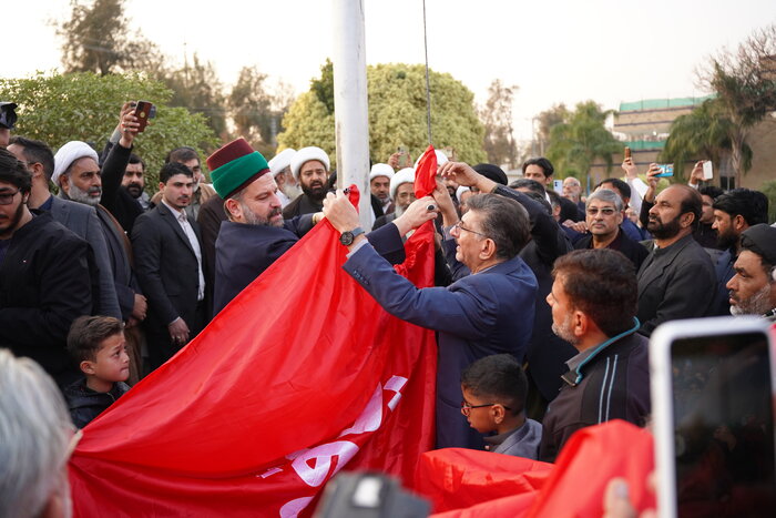 آیین معنوی برافراشته شدن پرچم متبرک حرم حضرت عباس(ع) در پاکستان