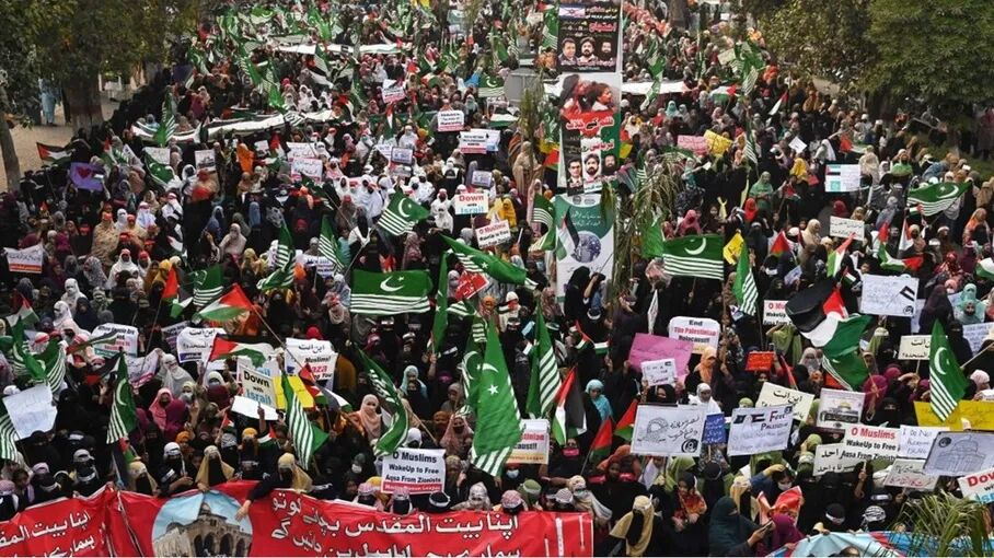 باكستان تحظر الاحتفالات برأس السنة تضامنا مع الفلسطينيين في غزة