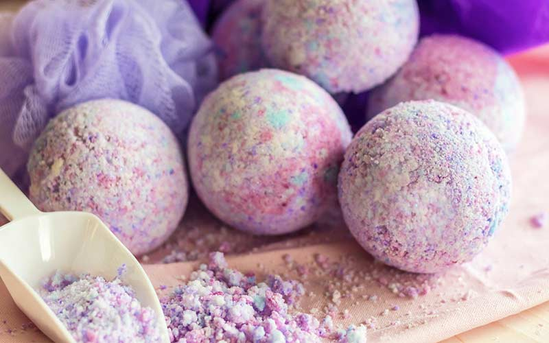 نحوه درست کردن کوکتل پدیکور برای شادابی پوست پا