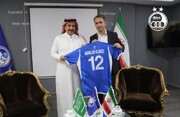 مدير عام نادي الاستقلال يهدي السفير السعودي قميص المنتخب رقم 12
