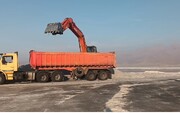 برداشت نمک از سه منطقه دریاچه ارومیه با مجوز سازمان محیط زیست انجام می شود + فیلم