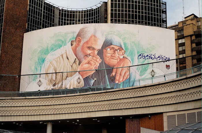 دیوارنگاره میدان ولیعصر مزین به روز مادر شد - ایرنا