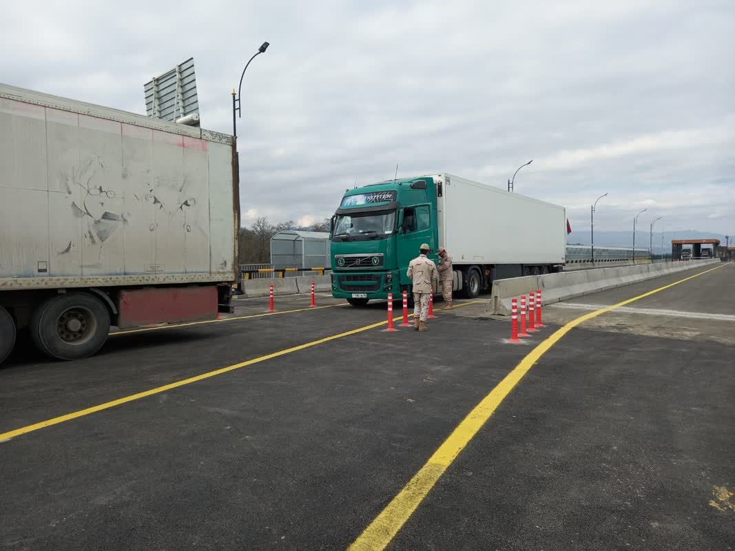 Первые грузовые автомобили прошли через новую границу Астары