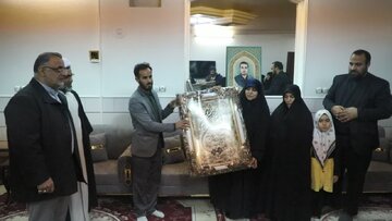 مسئول «پیگیری حقوق و آزادی‌های اجتماعی» با خانواده شهید مدافع امنیت در قم دیدار کرد