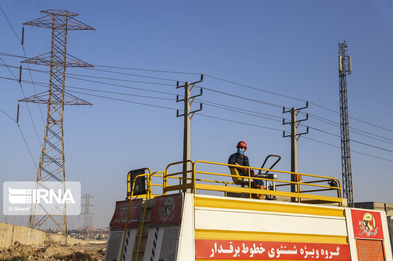 آمادگی گروه‌های خط گرم شبکه برق خوزستان برای تابستان ۱۴۰۳