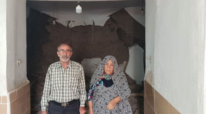 زن و شوهر پیر زنجانی که خانه شان به خاطر احداث غیرکارشناسی پل سید الشهدا به زیر آب رفت