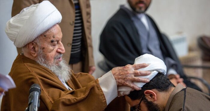مراسم جشن و عمامه گذاری در بیوت مراجع قم برگزار شد