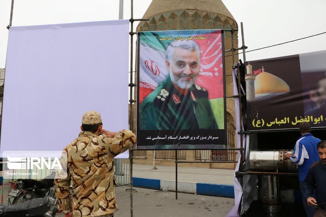 اهتزار تصویر شهید سلیمانی بر فراز مسجد جامع تاریخی ورامین