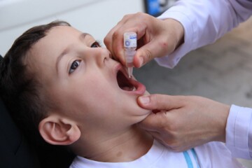 ۲۰۲۷۰ کودک در قشم برابر فلج اطفال واکسینه می شوند