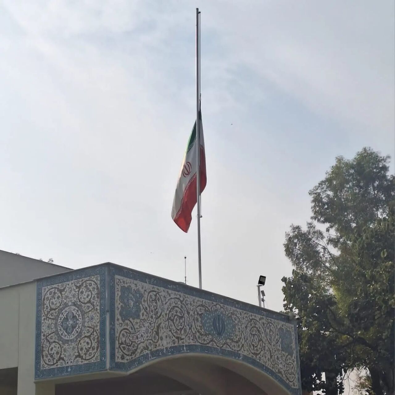 تنكيس العلم الايراني في السفارات الايرانية حدادا على ضحايا حادث كرمان الارهابي