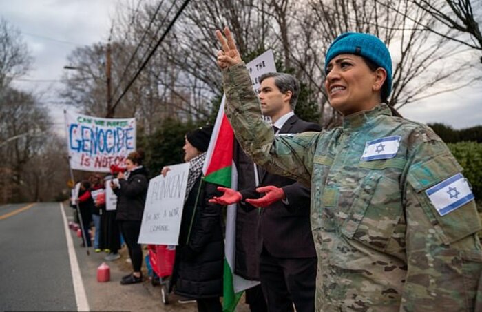 حامیان فلسطین خودروی بلینکن را با «خون مصنوعی» پوشاندند + عکس