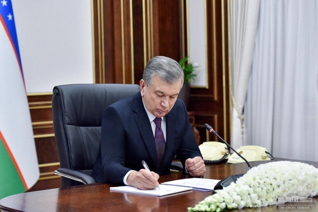 رئيس أوزبكستان يعزي نظيره الإیراني بضحايا التفجيرين الإرهابيين في كرمان