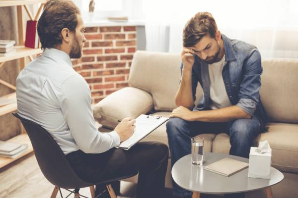 هیپنوتیزم چیست؟ مزایا و خطراتش کدام است؟