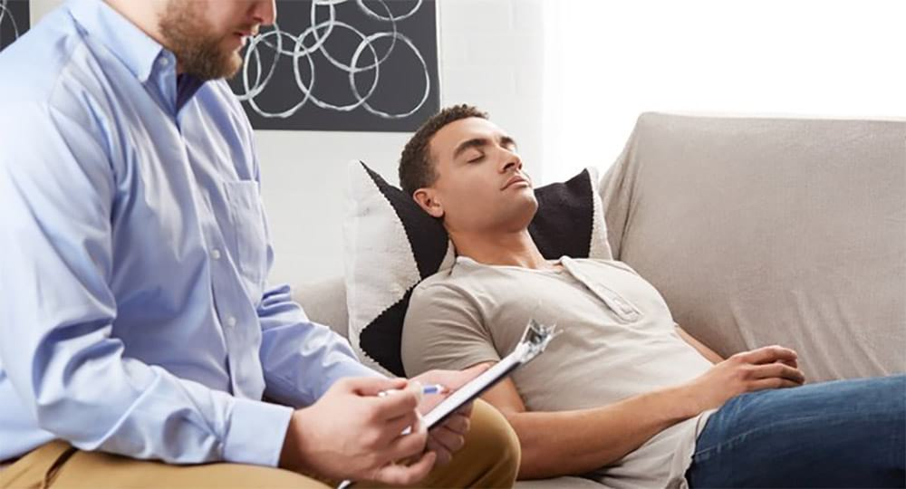 هیپنوتیزم چیست؟ مزایا و خطراتش کدام است؟