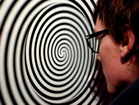 هیپنوتیزم چیست؟ مزایا و خطراتش کدام است؟