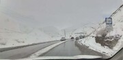 بارش برف در جاده کرج - چالوس/ جاده لغزنده است