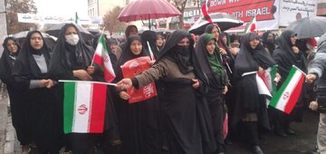 سرمای هوا و بارش باران مانع حضور در مراسم استقبال مردم زنجان از رییس جمهور نشد