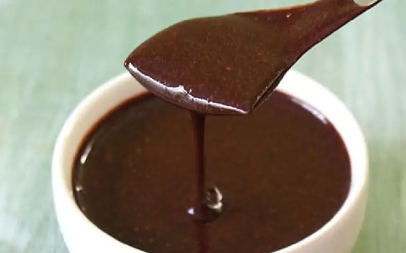 طرز تهیه سس شکلات فوری برای کیک و دسر