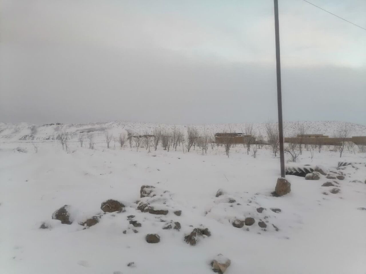 برف مناطق روستایی "شِشتَمَد" خراسان رضوی را سپیدپوش کرد + فیلم