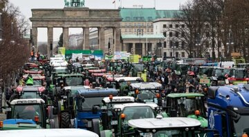 خیابان‌های آلمان زیر چرخ تراکتور رفت؛ اعتراض کشاورزان به افزایش مالیات و کاهش یارانه