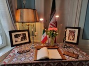 امضای دفتر یادبود شهدای کرمان در سفارت ایران در سوئد