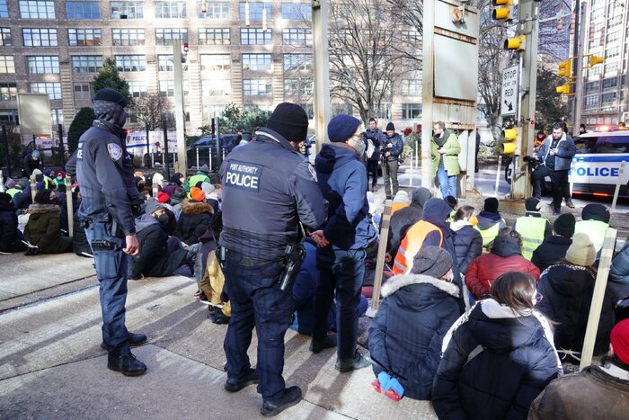 Policía de EEUU arresta a más de 300 manifestantes propalestinos en Nueva York