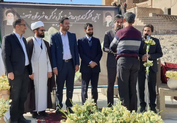 سه تفاهمنامه برای توسعه گل نرگس در خوسف امضا شد