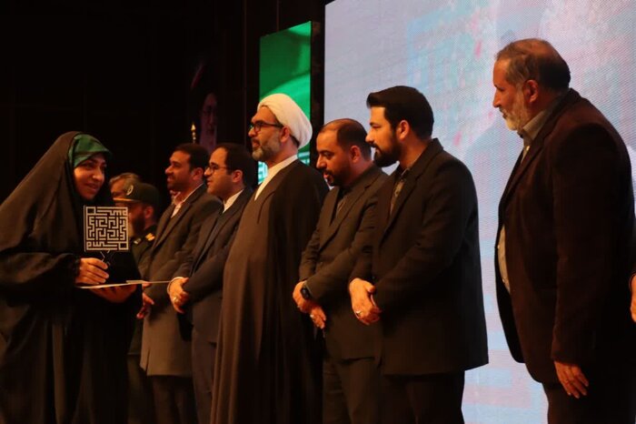 جشنواره کشوری شب شعر "سرباز وطن" در مهریز یزد برگزار شد