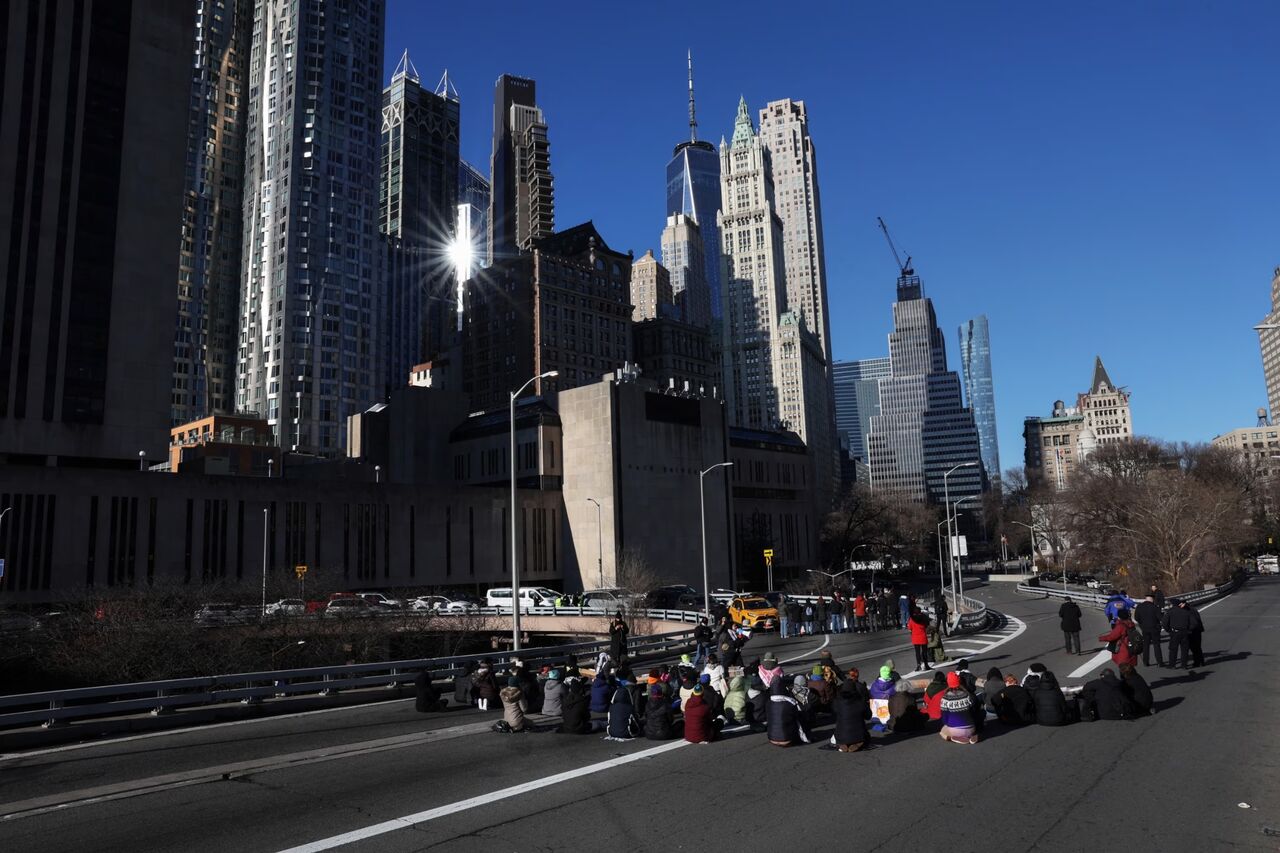 Filistin Destekçisi Protestocular New York'un Bağlantı Yollarını Kapattı