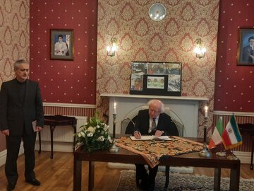 حضور رئیس جمهوری ایرلند در سفارت ایران و امضاء دفتر یادبود شهدای کرمان