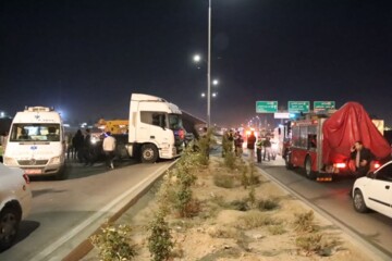 حادثه تلخ شبانگاهی در شیراز/تریلر با بار سنگ آهن روی خودرو سواری واژگون شد