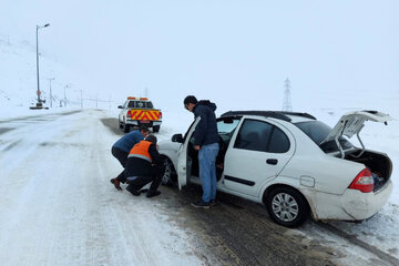 یک جاده دیگر در کرمان مسدود شد/برف و کولاک در هشت گردنه