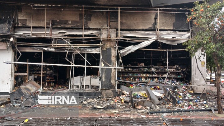نجات ۲۰ شهروند در آتش‌سوزی یک مجتمع تجاری مسکونی در ساری +فیلم