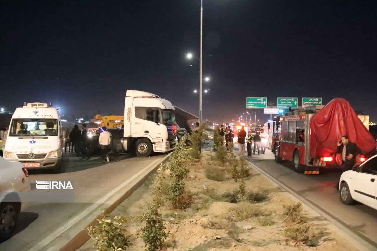 حادثه تلخ شبانگاهی در شیراز/تریلر با بار سنگ آهن روی خودرو سواری واژگون شد