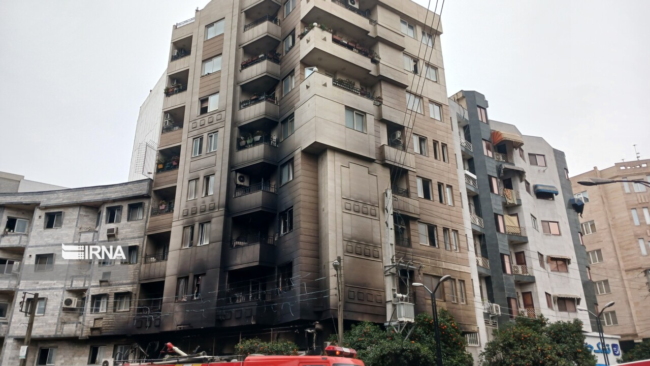 نجات ۲۰ نفر در آتش‌سوزی یک مجتمع تجاری مسکونی در ساری +فیلم