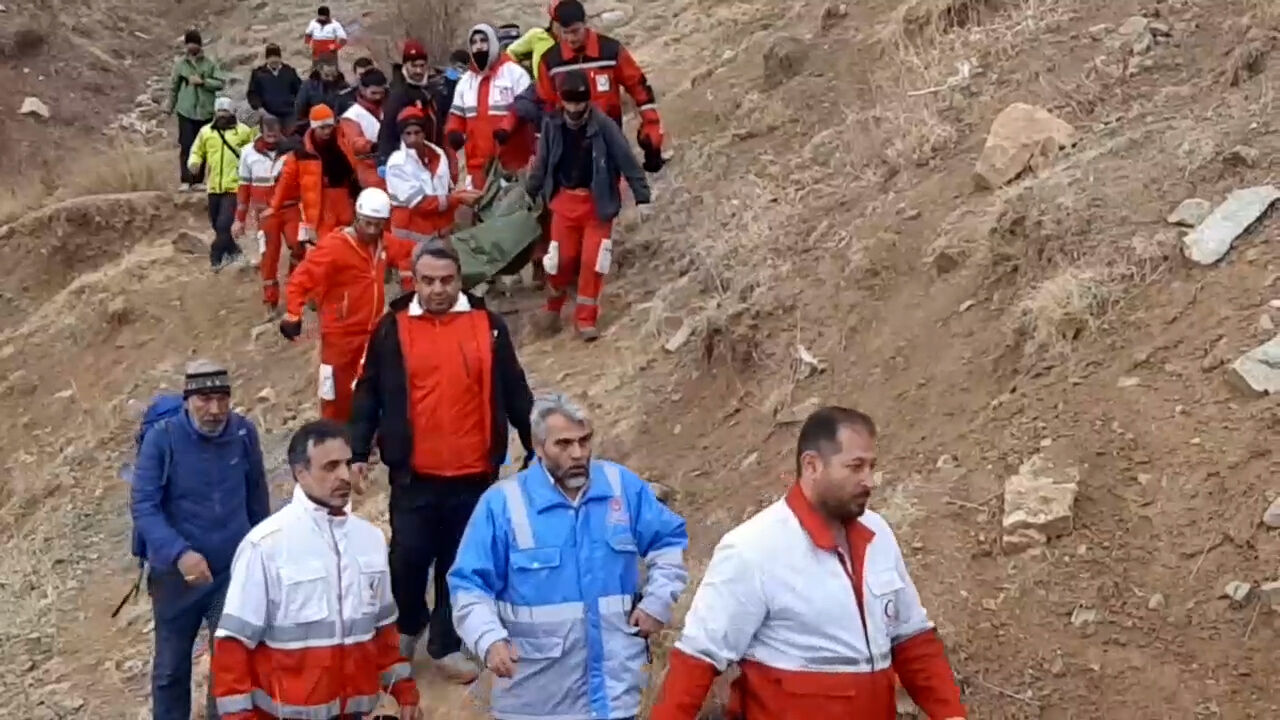 فیلم| پیکر ۲ سرنشین سانحه هواپیمای آموزشی ساوجبلاغ منتقل شد