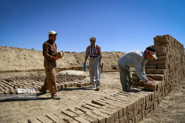 Fabrication de briques traditionnelles en Iran