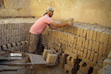 Fabrication de briques traditionnelles en Iran