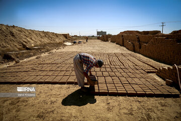 Fabrication de briques traditionnelles en Iran