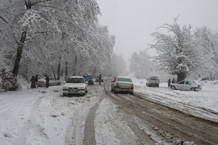 جاده‌های مازندران گرفتار در برف و ترافیک