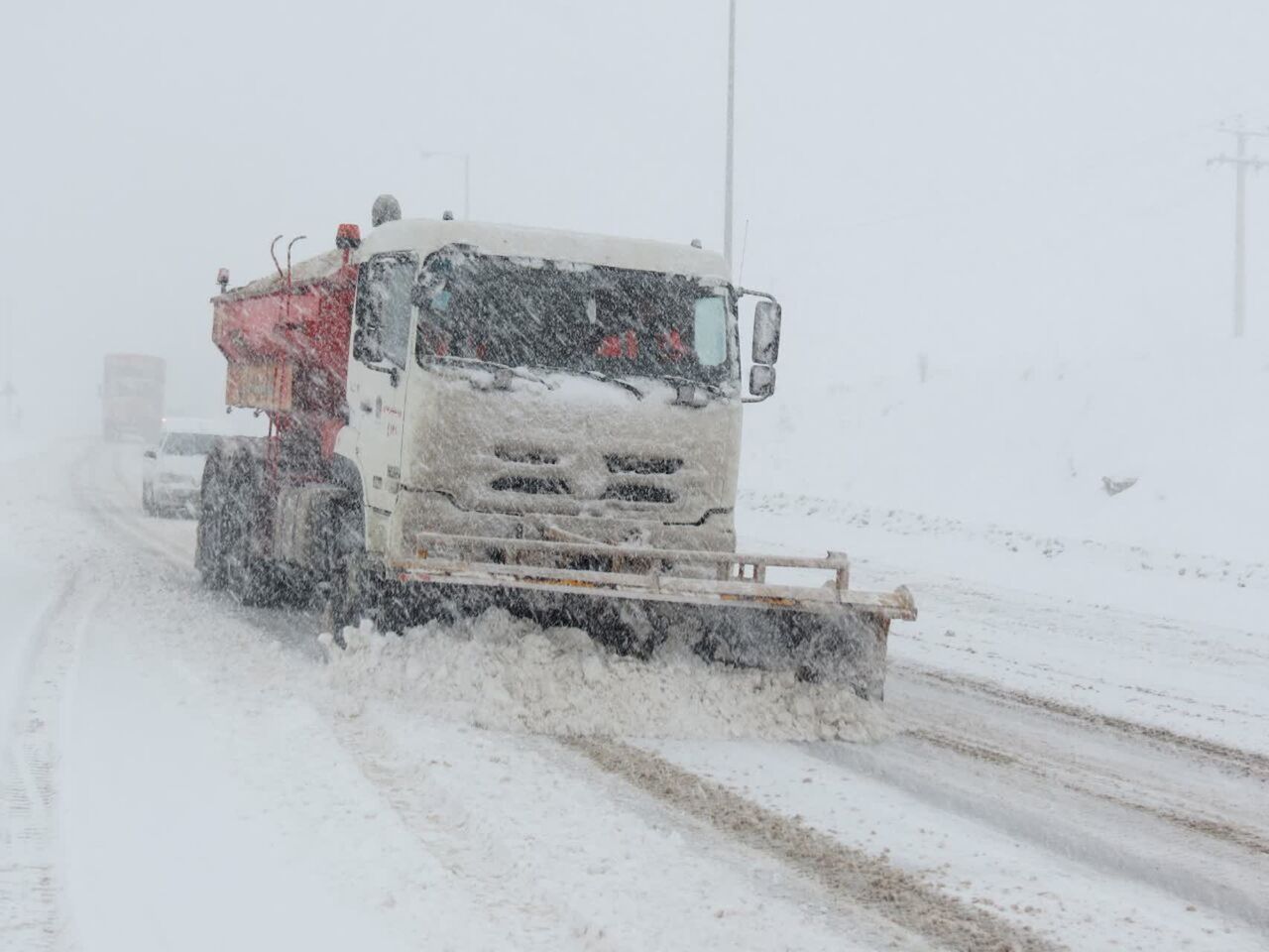 تداوم بارش برف در آذربایجان‌غربی‌/همه جاده ها باز است