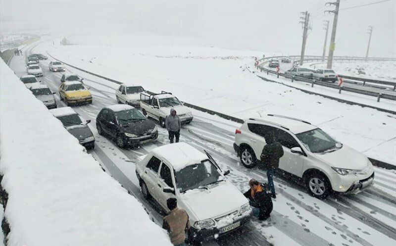 جاده‌های مازندران گرفتار در برف و ترافیک