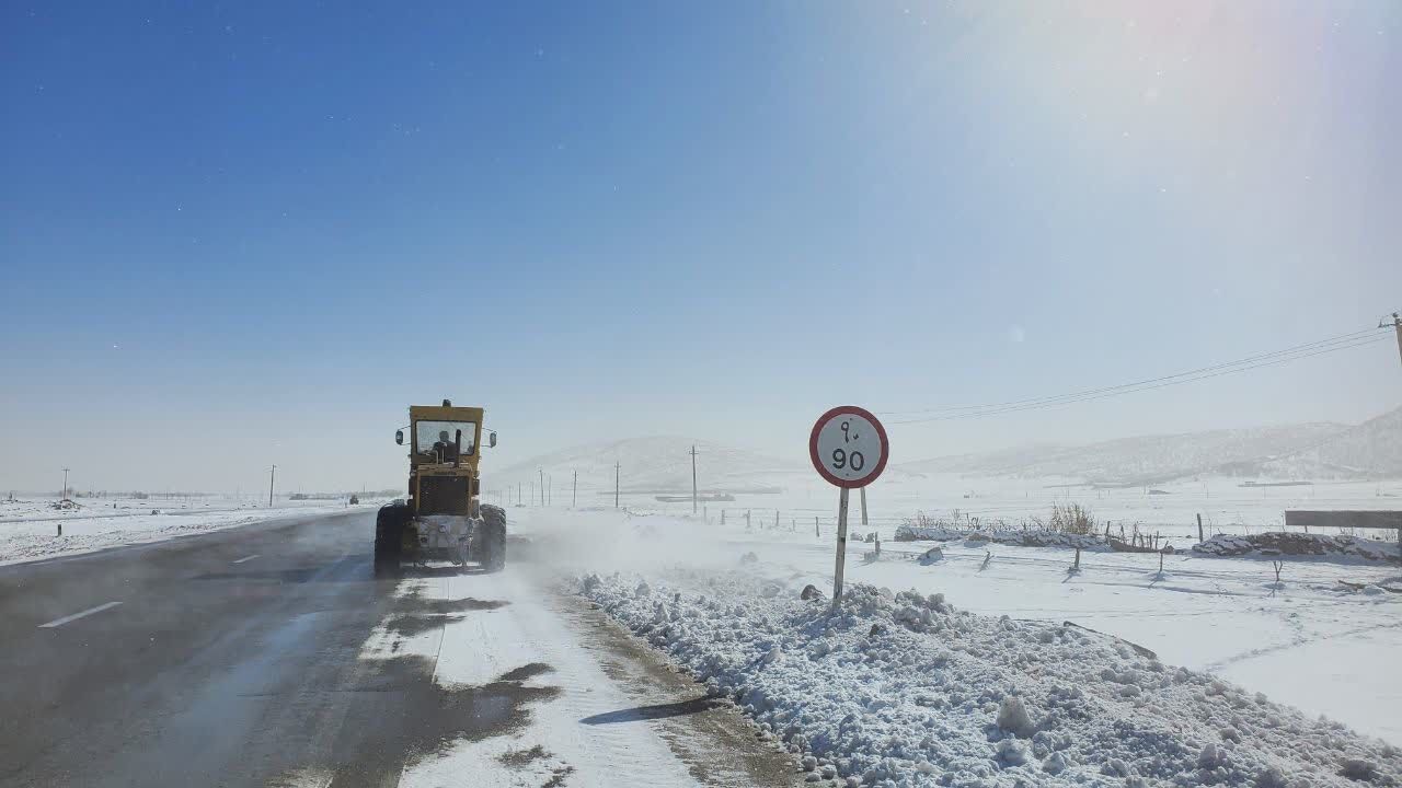 ۱۵۸۰ کیلومتر برف‌روبی در جاده‌های کرمانشاه/ ۸۰ خودرو گرفتار در برف رهاسازی شد