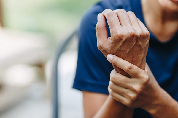 علت لرزیدن دستها چیست؟