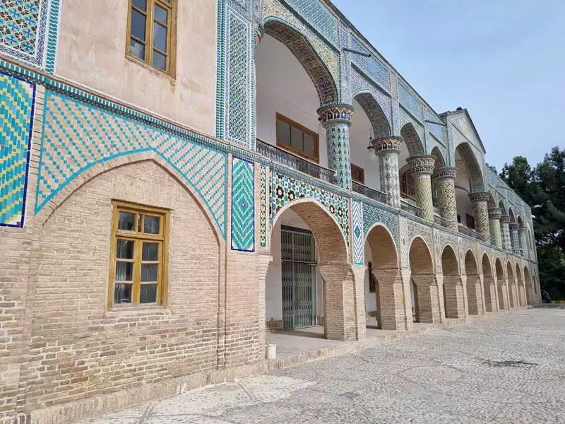 حسینیه جاجرمی؛ بنایی زیبا در قلب بجنورد