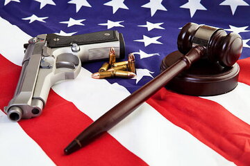قاضی دادگاهی در آمریکا اتهام حمل سلاح در ادارات دولتی را رد کرد